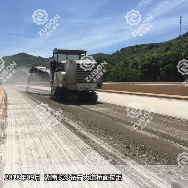 水泥橋面銑刨拉毛